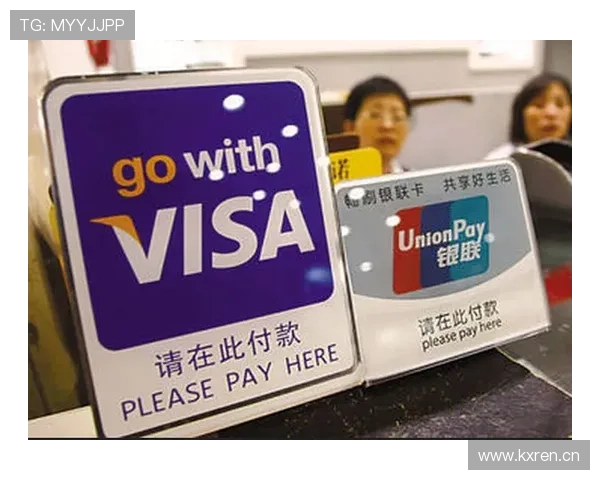 刷到冯彦哲的私服照，外套标签亮瞎我，银行卡自动下线