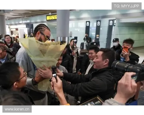 周琦机场随便站一圈，保镖助理比我家亲戚还多